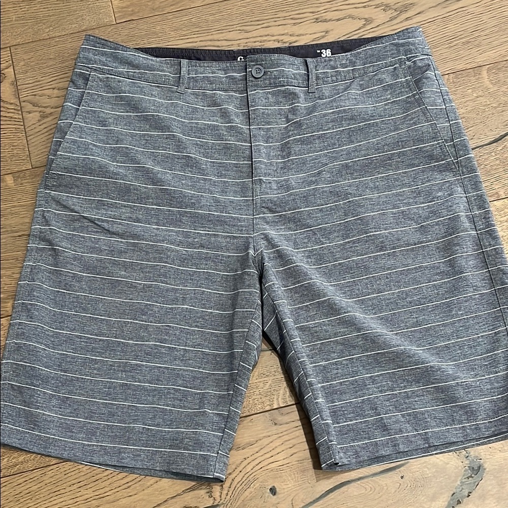 Men’s Gray Pinstriped Shorts Swim Trunks Flat Front Goodfellow Size 26 - Picture 1 of 4